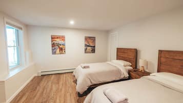 5 bedrooms, desk, iron/ironing board, travel crib