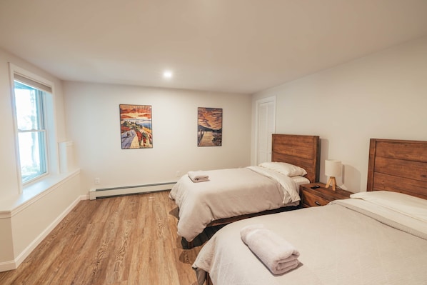 5 Schlafzimmer, Schreibtisch, Bügeleisen/Bügelbrett, Reisekinderbett