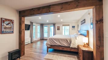 5 bedrooms, desk, iron/ironing board, travel crib