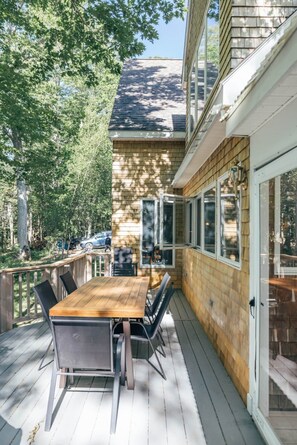 Outdoor dining - Waterfront, Luxury, Spacious home in Freeport! (Freeport)