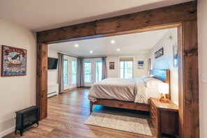 5 habitaciones, escritorio y tabla de planchar con plancha 