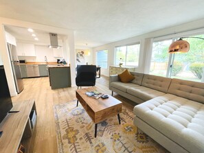 Smart TV - Modern & Bright Townhome w/ Open Floor Plan (Corvallis)