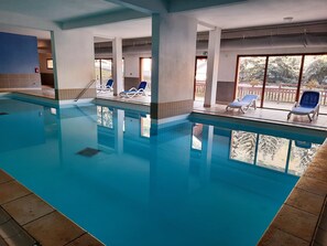 Een binnenzwembad en een verwarmd zwembad