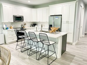 Fridge, microwave, oven, stovetop - Venice Home near Venice Downtown & Venice Beach (Venice)