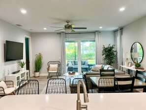 Smart TV, books - Venice Home near Venice Downtown & Venice Beach (Venice)