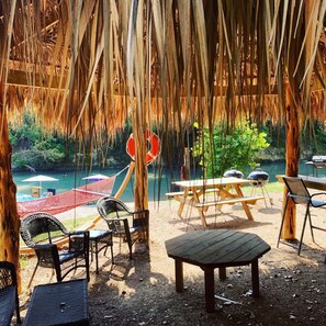 Outdoor dining - #G Son's Blue River Camp - Glamping Cabin w/ 2 Queen Beds (Kingsbury)