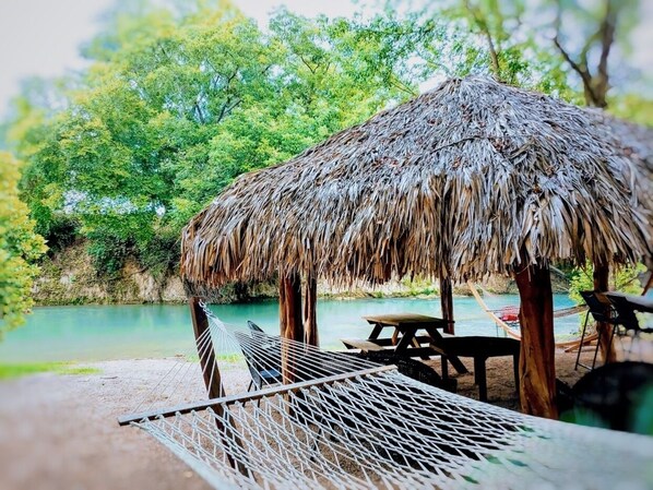 Outdoor dining - #G Son's Blue River Camp - Glamping Cabin w/ 2 Queen Beds (Kingsbury)