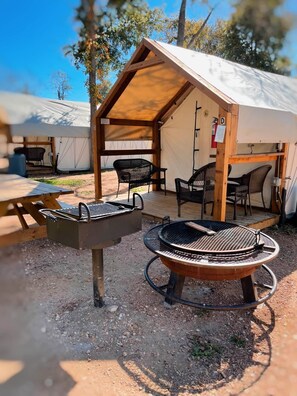 Outdoor dining - # 7 Son's River Ranch - Glamping Cabin w/ 2 Queen Beds (Kingsbury)