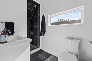Dusche, Haartrockner, Handtücher, Seife