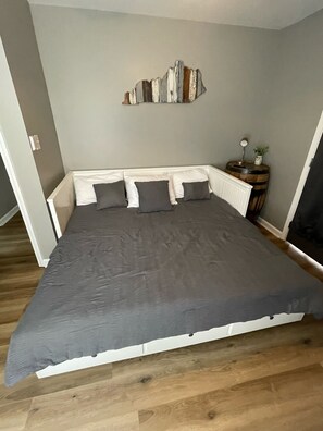 3 Schlafzimmer, Schreibtisch, Bügeleisen/Bügelbrett, WLAN