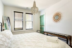 3 bedrooms, iron/ironing board, WiFi, bed sheets - Northfork Townhouse- walk to all/ newly renovated (Greenport)