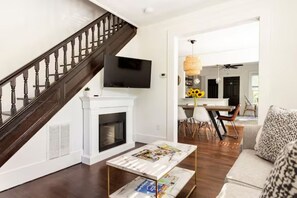 Smart TV, fireplace - Renovated Townhouse walk to all (Greenport)