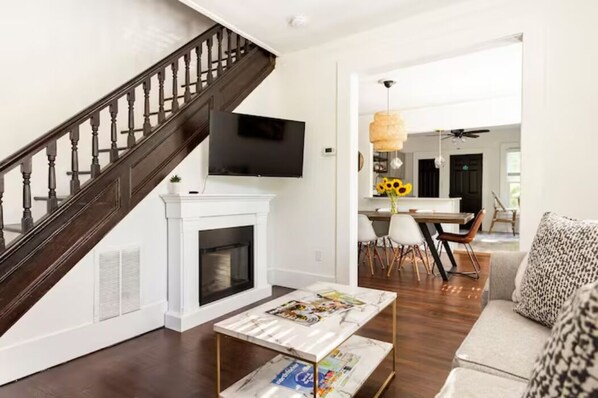 Smart TV, fireplace - Northfork Townhouse- walk to all/ newly renovated (Greenport)