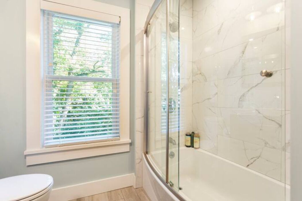 Badekar, hårføner, håndklær og såpe