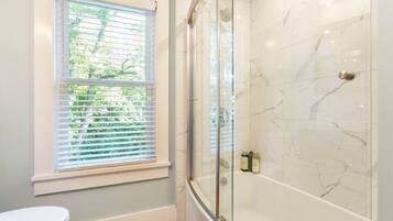 Badekar, hårføner, håndklær og såpe