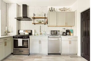 Fridge, microwave, oven, stovetop - Renovated Townhouse walk to all (Greenport)