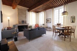 TV, fireplace, DVD player, books