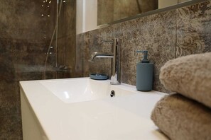 Dusche, Haartrockner, Handtücher, Seife