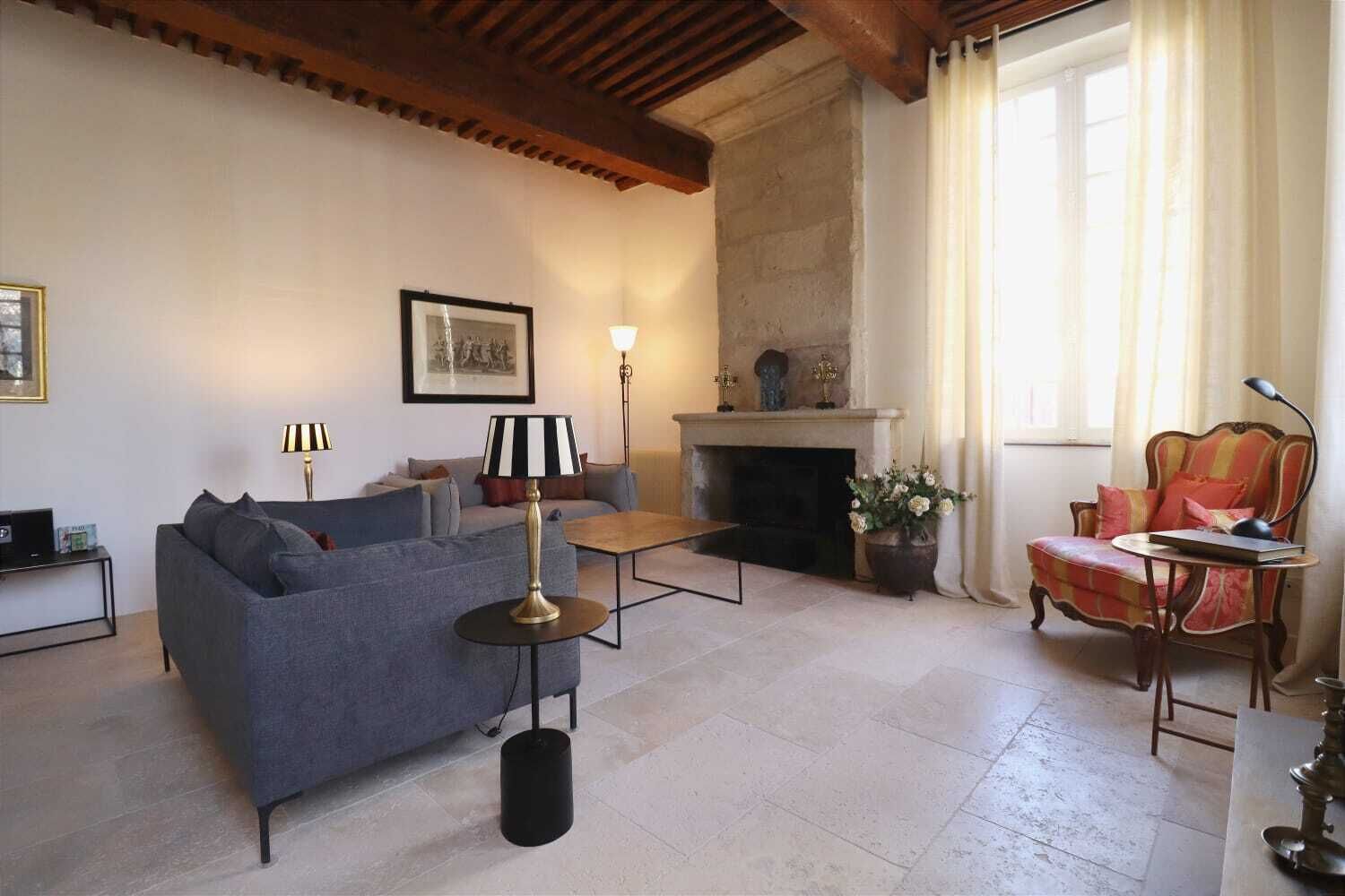 Télévision, cheminée, lecteur de DVD, livres