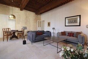 TV, fireplace, DVD player, books