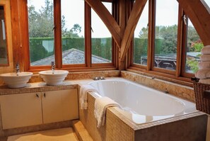 Badewanne, Handtücher, Seife, Toilettenpapier