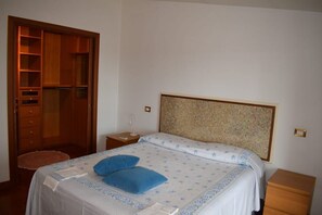 2 camere, una scrivania, ferro/asse da stiro, Wi-Fi gratuito