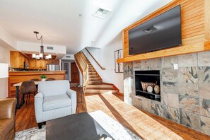 Smart-TV, peis, DVD-spiller og bøker