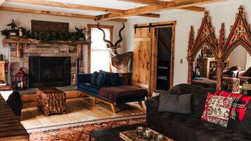 Smart TV, lareira, videogames, pebolim