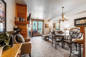 تلفزيون ذكي، مدفأة، مشغل دي في دي، كُتُب