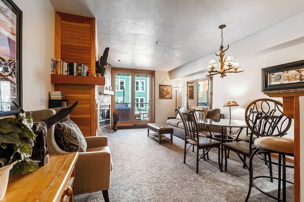 Smart TV, lareira, DVD player, livros