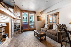 Smart-TV, Kamin, DVD-Player, Bücher