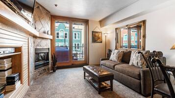 TV connectée, cheminée, lecteur de DVD, livres