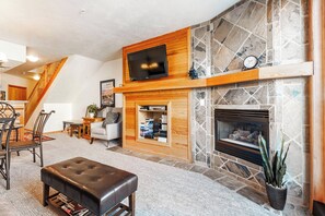 تلفزيون ذكي، مدفأة، مشغل دي في دي، كُتُب