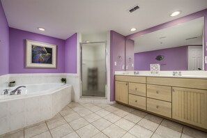 Combined shower/tub, hair dryer, towels