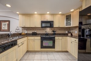 Køleskab, mikrobølgeovn, ovn, kogeplade