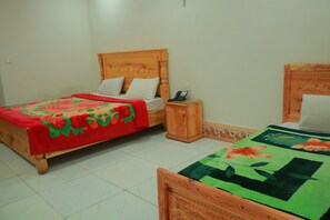 Chambre triple exécutive | Fer et planche à repasser, accès au Wi-Fi (inclus)