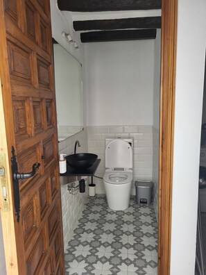 Douche, sèche-cheveux, serviettes fournies, savon