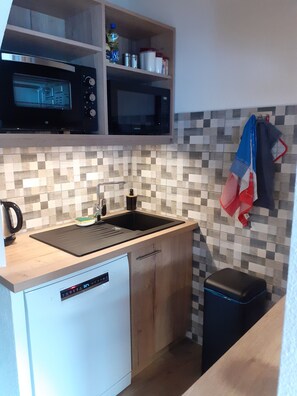 Refrigerador, microondas, horno, placa de cocina