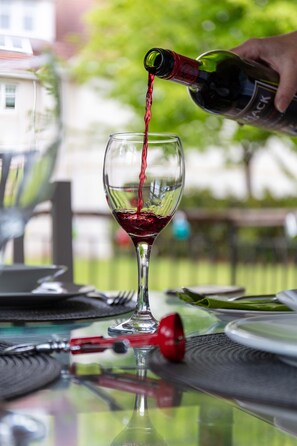 Wein in ein Glas einschenken.