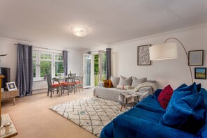 Panoramic Apartment, Private Bathroom, Garden View | Lounge - Turnberry Serviced Apartments (Girvan)