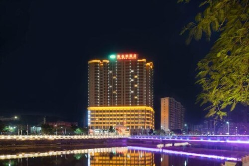Vienna Hotel (Xinyi Jiaoyucheng River View)