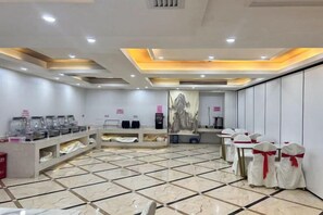 A hotel lobby with a marble floor, seating areas, and a reception desk. - Vienna Hotel (Xinyi Jiaoyucheng River View) (Xinyi)