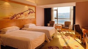 A hotel room with two beds, a desk, a chair, and a view of the outdoors. - Vienna Hotel (Xinyi Jiaoyucheng River View) (Xinyi)