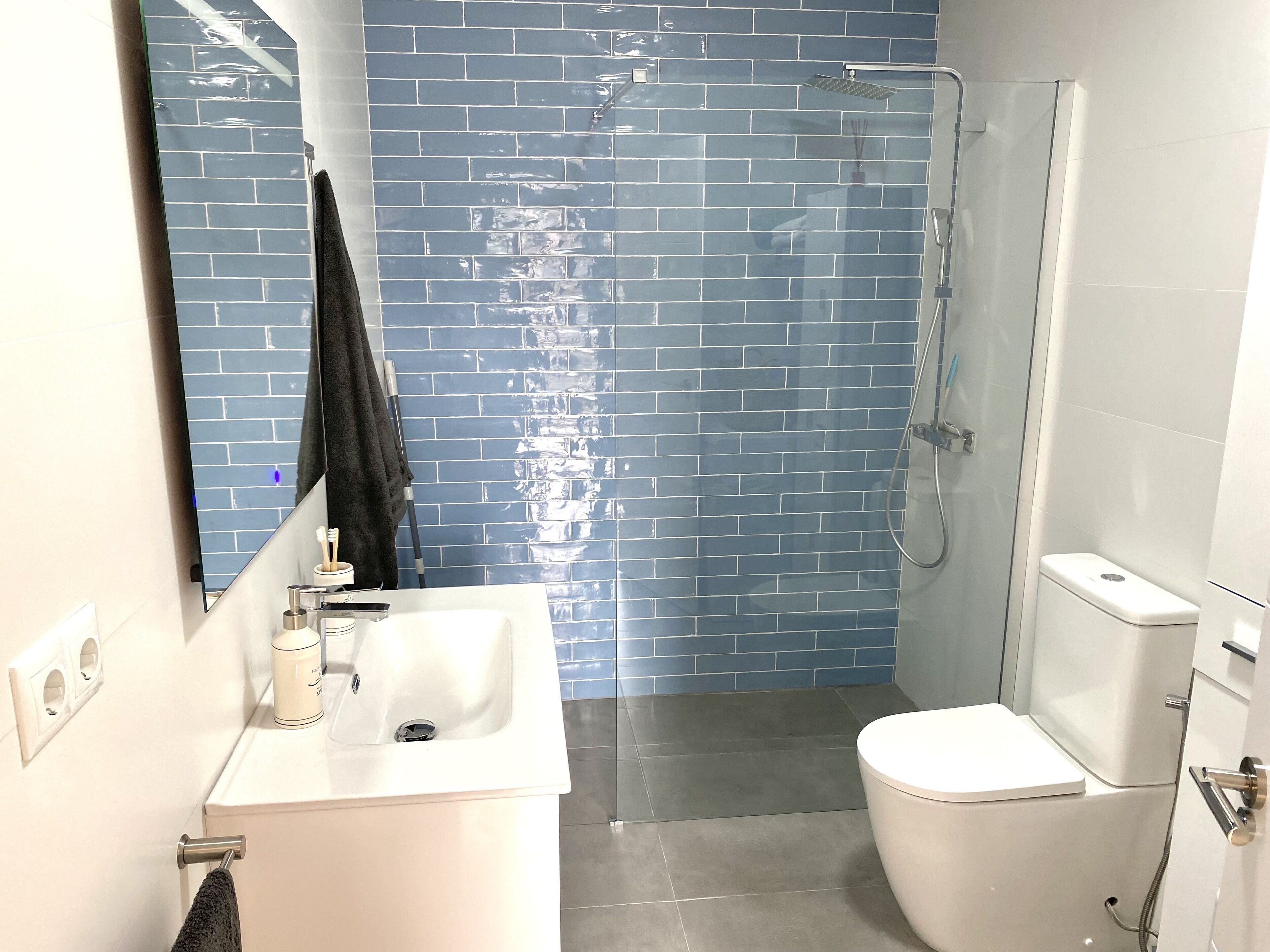 Een douche, een haardroger, een bidet, handdoeken