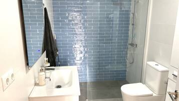 Een douche, een haardroger, een bidet, handdoeken