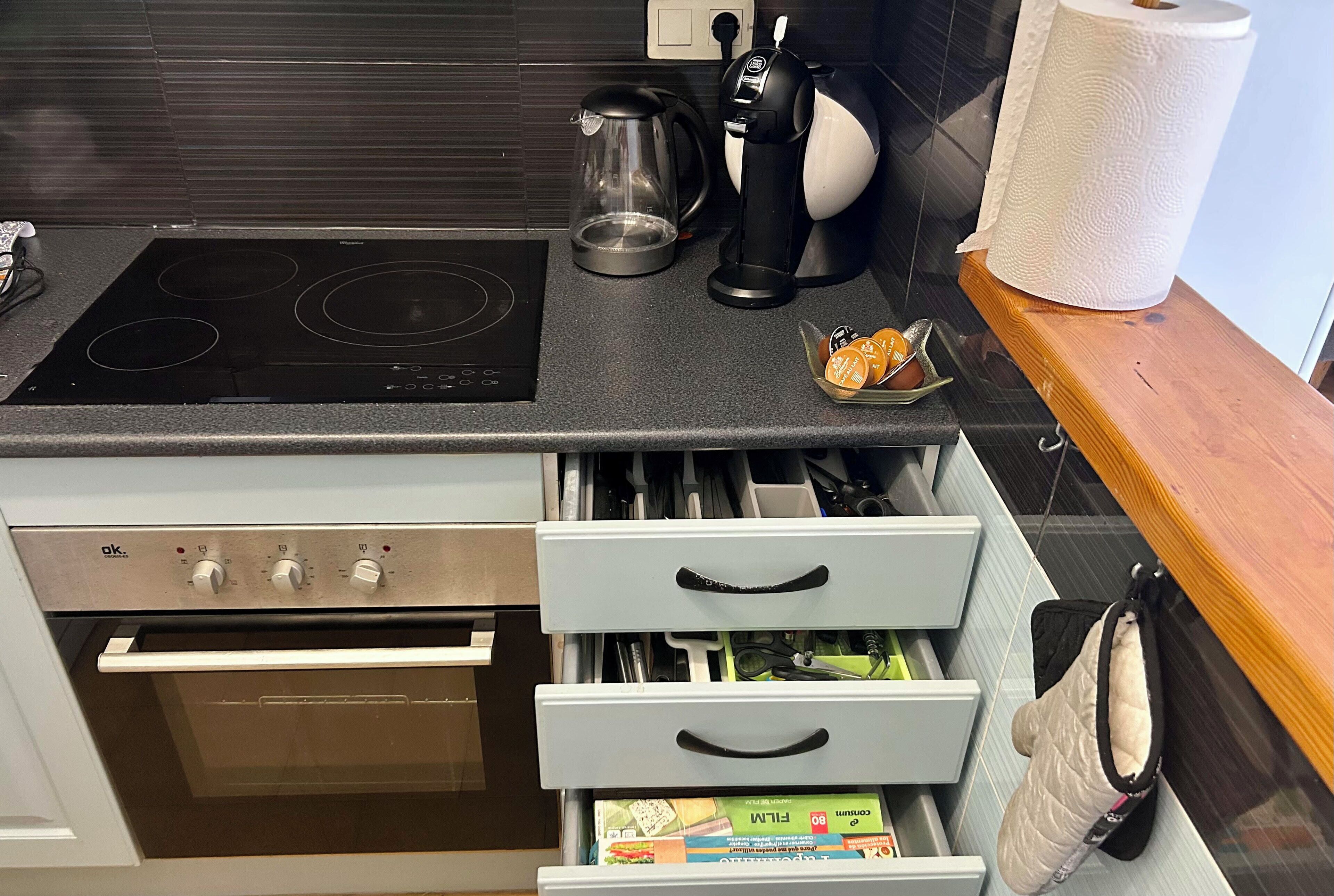 Een koelkast, een microgolfoven, een oven, een kookplaat