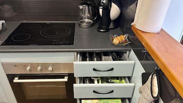 Een koelkast, een microgolfoven, een oven, een kookplaat