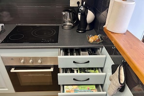 Geladeira, micro-ondas, fogão, cooktop