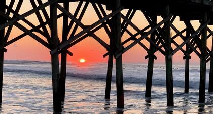Newly renovated, water views, EZ beach access, King bed, towels/linens/grill! 🌞