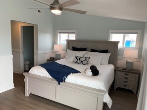 3 bedrooms, iron/ironing board, travel cot, free WiFi - Newly renovated, water views, EZ beach access, King bed, towels/linens/grill! 🌞 (Surf City)